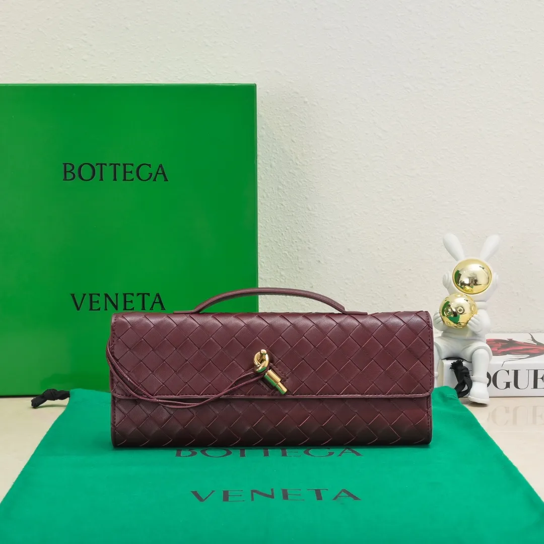The batch of 1360 BV Andiamo evening handbags has been heavily planted again~ The designer aesthetics in the era of economic downturn are back. I fall in love with it at first sight and can't put it down. It's so beautiful and full of aura. The shape and texture are very competitive. It's light in weight and has sufficient capacity. It's a must-have for fashionistas. It's suitable for many occasions, minimalist, high-end and light luxury. Model No.: 741511 Size: 31*13*3cm